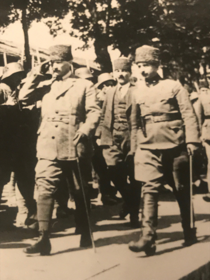 MUSTAFA KEMAL ATATÜRK YANINDA İSMET İNÖNÜ ASKERLERİ SELAMLARKEN ORJİNAL FOTOGRAF