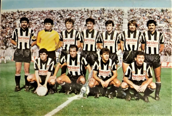 1986 1987 BJK BEŞİKTAŞ SPOR KÜLÜBÜNÜN CUBUKLU FORMA BESLEN BİSKÜVİ SPONSORLU İLE MAC ÖNCESİ ORTA SAHADA VERDİGİ TAKIM FOTOGRAFI KARTPOSTAL