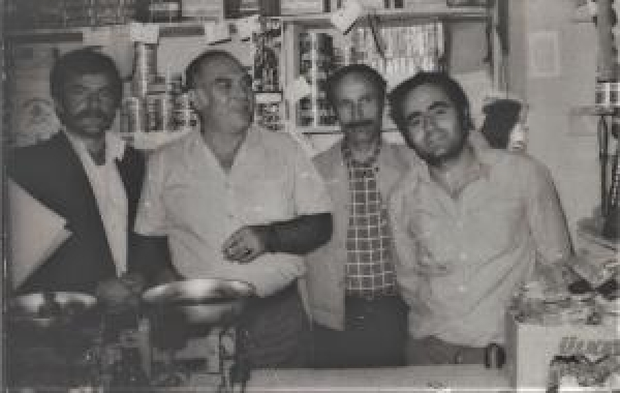 1978 YILI BAKKAL İÇERİSİNDE SİYAH BEYAZ FOTOĞRAF