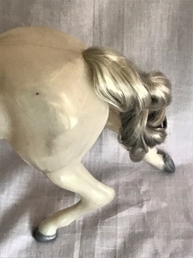 thumbBEYAZ KIR AT SEMBOL A.P YELELİ KUYRUKLU AT YÜKSEKLİK 27 CM ENİ 30 CM