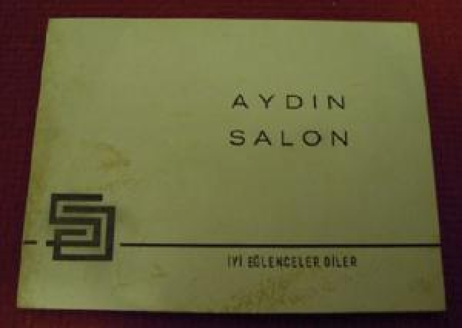 thumbKARTON KAPAKLI SİYAH BEYAZ ANI FOTOĞRAFI AYDIN SALON İYİ EĞLENCELER DİLER 10 OCAK 1971 AYŞE ÇAVUŞ CAD. 19 SUADİYE