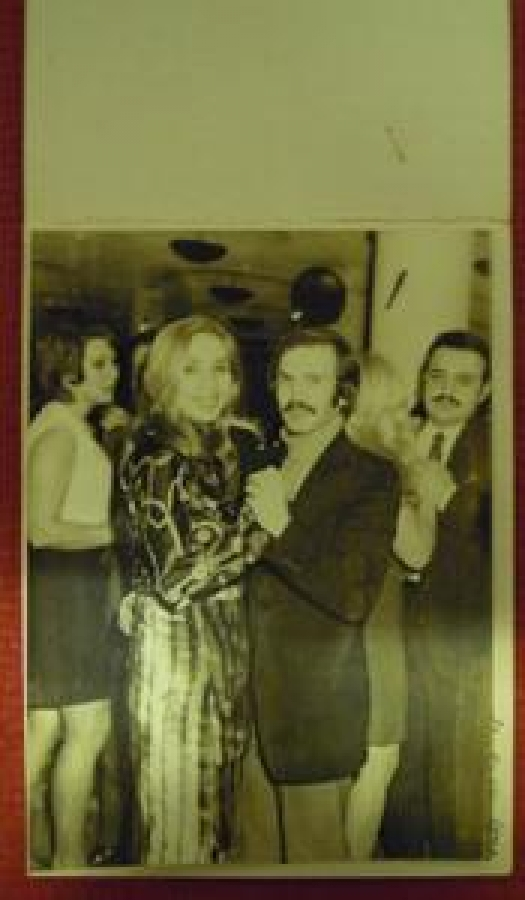 thumbKARTON KAPAKLI SİYAH BEYAZ ANI FOTOĞRAFI AYDIN SALON İYİ EĞLENCELER DİLER 10 OCAK 1971 AYŞE ÇAVUŞ CAD. 19 SUADİYE