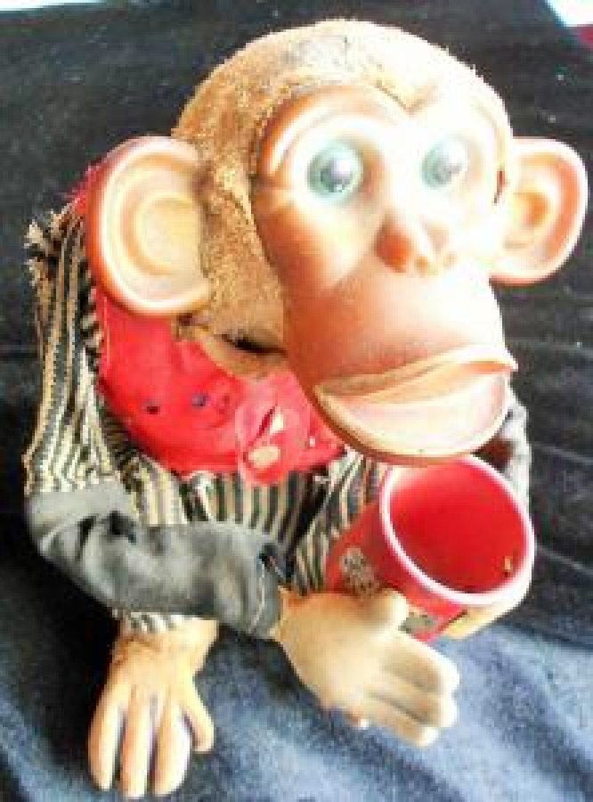 thumbOYUNCAK ELİNDE BARDAKLA PARA DİLENEN MAYMUN 1960 YILLAR