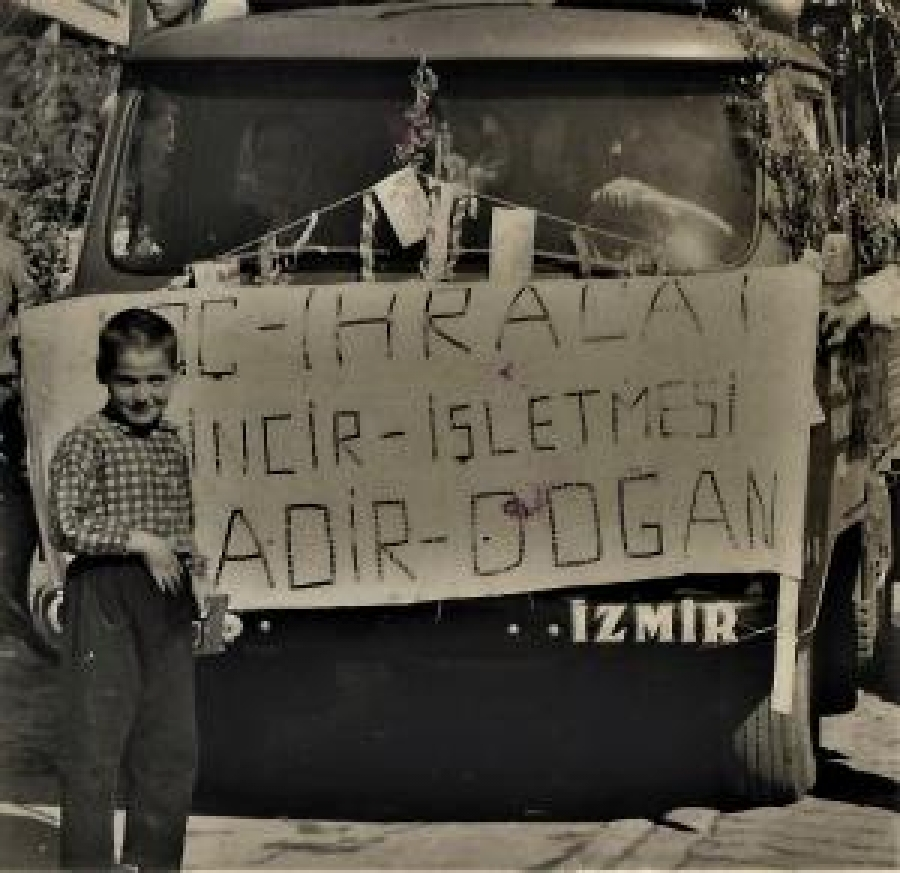 thumbPANAYIRDA RESMİ GECİTE ÜRÜN TANITIMI YAPAN ÜRETİCİLER SİYAH BEYAZ FOTO 1962