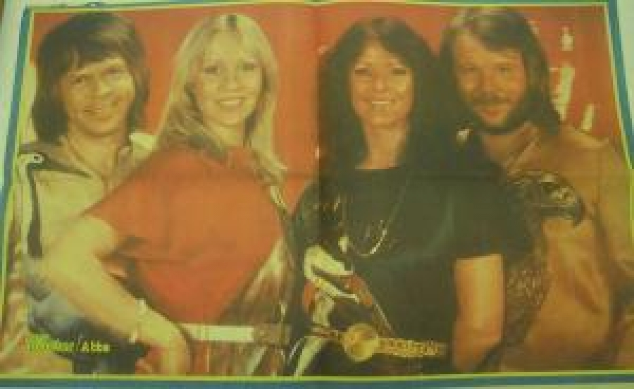 thumbPOP MAGAZİN SAYI : 15 . YIL : 1. 19 ŞUBAT 1979 OLIVIA NEWTON - JONN SAHNEDEN ÇEKİLİYOR