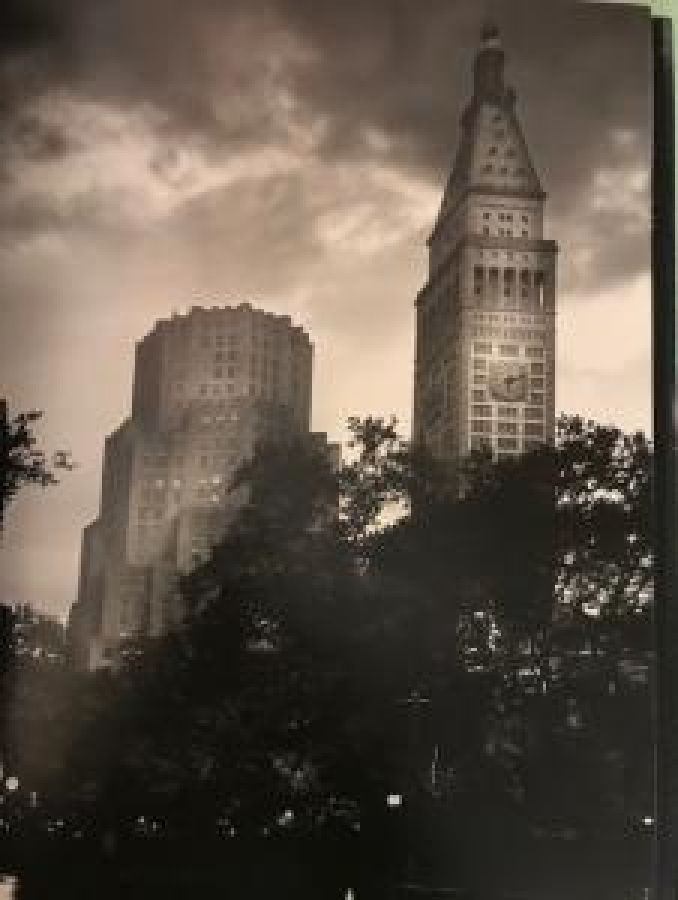 thumbTHE LIGHT OF NEW YORK JEAN - MICHEL BERTS ŞAFAKDA NEW YORK SOKAKLARI