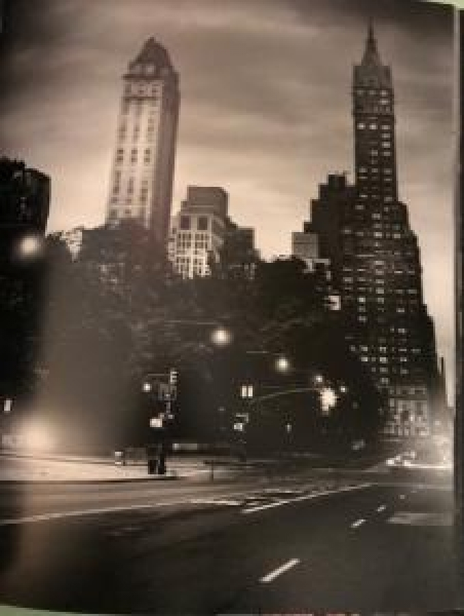 thumbTHE LIGHT OF NEW YORK JEAN - MICHEL BERTS ŞAFAKDA NEW YORK SOKAKLARI