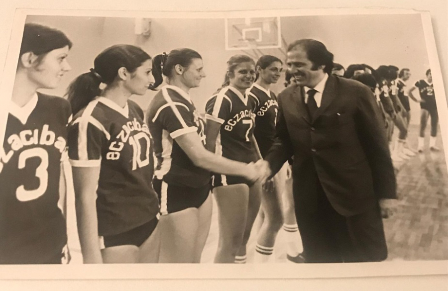 ŞAKİR ECZACIBAŞI KIZ VELEYBOL TAKIMINI TEBRİK KUTLAMA YAPARKEN ORJİNAL FOTOGRAF