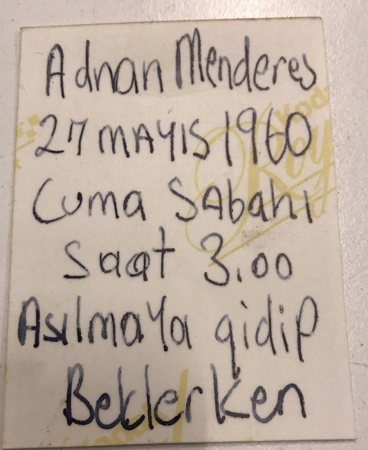 thumbADNAN MENDERES ELLERİ KECEPLELİ YAKASINDA FERMANI İGNELENMİŞ KOLTUKDA BEKLERKEN 27 MAYIS 1960 CUMA SAAT GECE 03:00