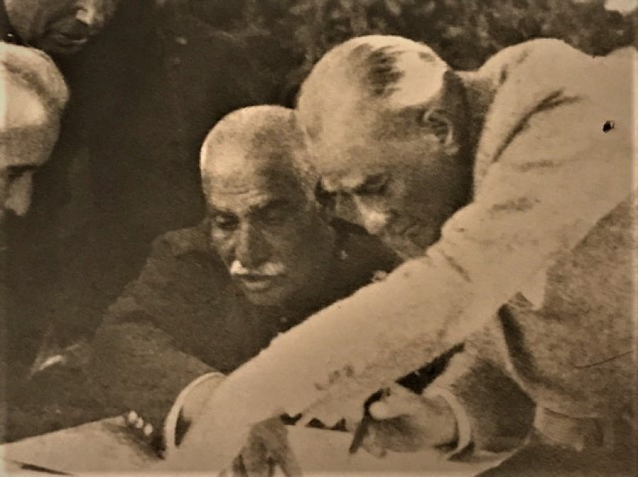 thumbMUSTAFA KEMAL ATATÜRK VE İSMET İNÖNÜ HARİTA ÜZERİNDE CALIŞIRKEN ORJİNAL FOTOGRAF