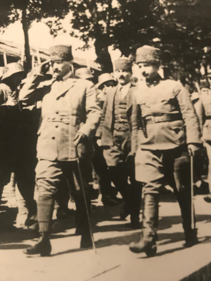 thumbMUSTAFA KEMAL ATATÜRK YANINDA İSMET İNÖNÜ ASKERLERİ SELAMLARKEN ORJİNAL FOTOGRAF