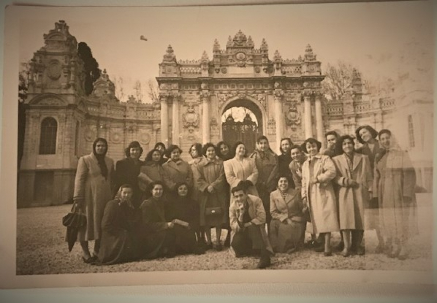 İSTANBUL ÜNÜVERSİTESİ KAPISI ÖNÜNDE HATIRA FOTOGRAF